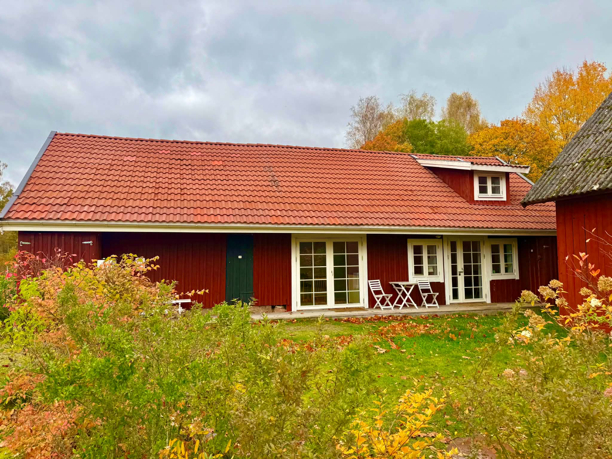 Gårdlejlighedens røde bygning med terrasse